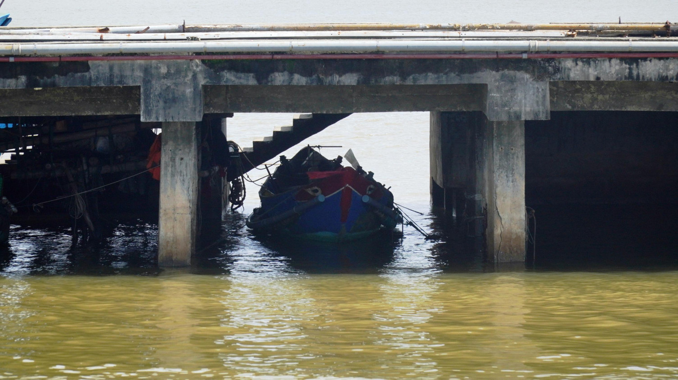 Đối với cảng cá Tư Hiền, dự án phê duyệt vào tháng 6, đến cuối năm 2020, trên địa bàn TT-Huế xảy ra bão lũ nghiêm trọng, làm thay đổi chế độ dòng chảy cửa biển, nên dự án phải được khảo sát, đánh giá lại để điều chỉnh thiết kế theo hướng phù hợp.