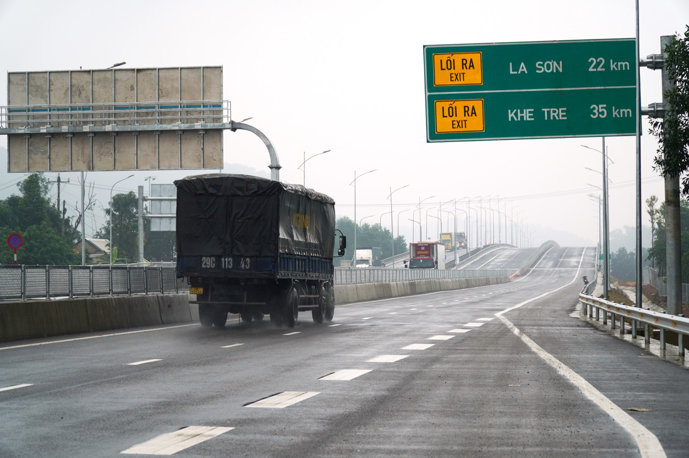 Phương tiện lưu thông trên đường cao tốc theo hai chiều riêng biệt; các xe chỉ được ra, vào đường cao tốc ở các nút giao gồm nút giao với Quốc lộ 9 tại Km0+000 thiết kế dạng giao bằng vuốt nối ngã ba; nút giao với Quốc lộ 15D tại Km30+496; nút giao với tỉnh lộ 9B và tỉnh lộ 11B tại Km48+827; nút giao với Quốc lộ 49 và Quốc lộ 1 tránh thành phố Huế tại Km80+139 và nút giao với Tỉnh lộ 14B tại Km102+043.
