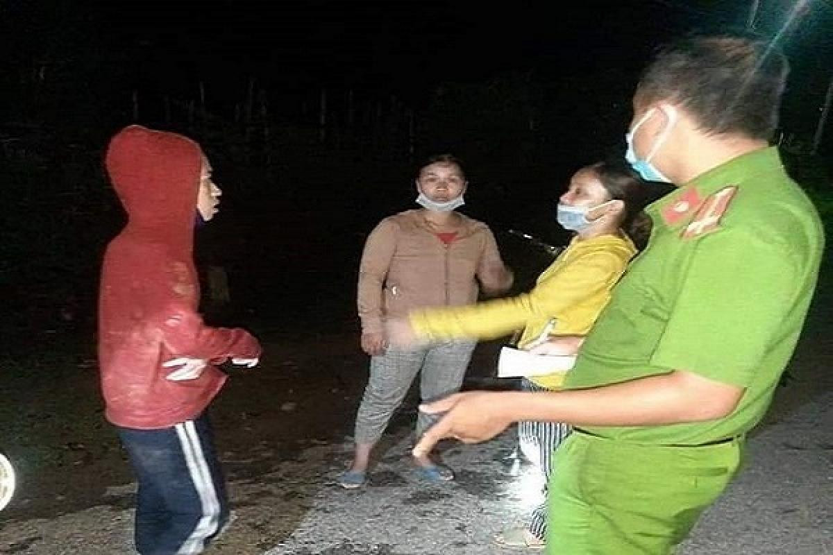 Công an tiếp cận nhóm phụ nữ đi hái nấm tràm bị lạc giữa rừng