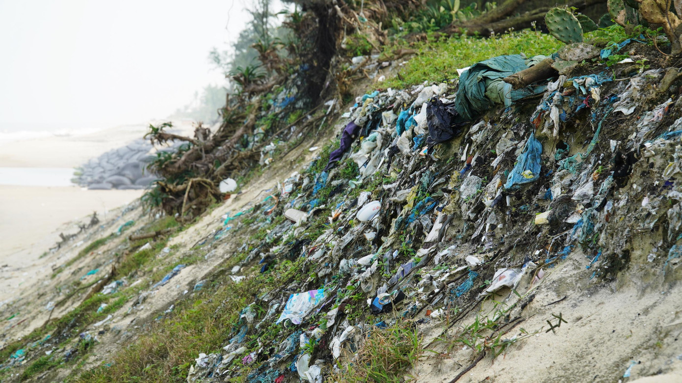 Sau khi phát hiện bãi rác “vỡ” do biển xâm thực, chính quyền địa phương đã huy động các lực lượng, phương tiện cơ giới xử lý rác; đồng thời, hợp đồng với một doanh nghiệp chuyên cung cấp dịch vụ thu gom rác thải trên địa bàn huyện Phú Vang tiến hành vận chuyển 18 xe rác, với tổng khối lượng khoảng 80m3, đến bãi xử lý chất thải rắn tập trung của tỉnh. Hiện còn khoảng 50% khối lượng rác thải tại bãi tập kết cũ chưa thể chuyển đi.