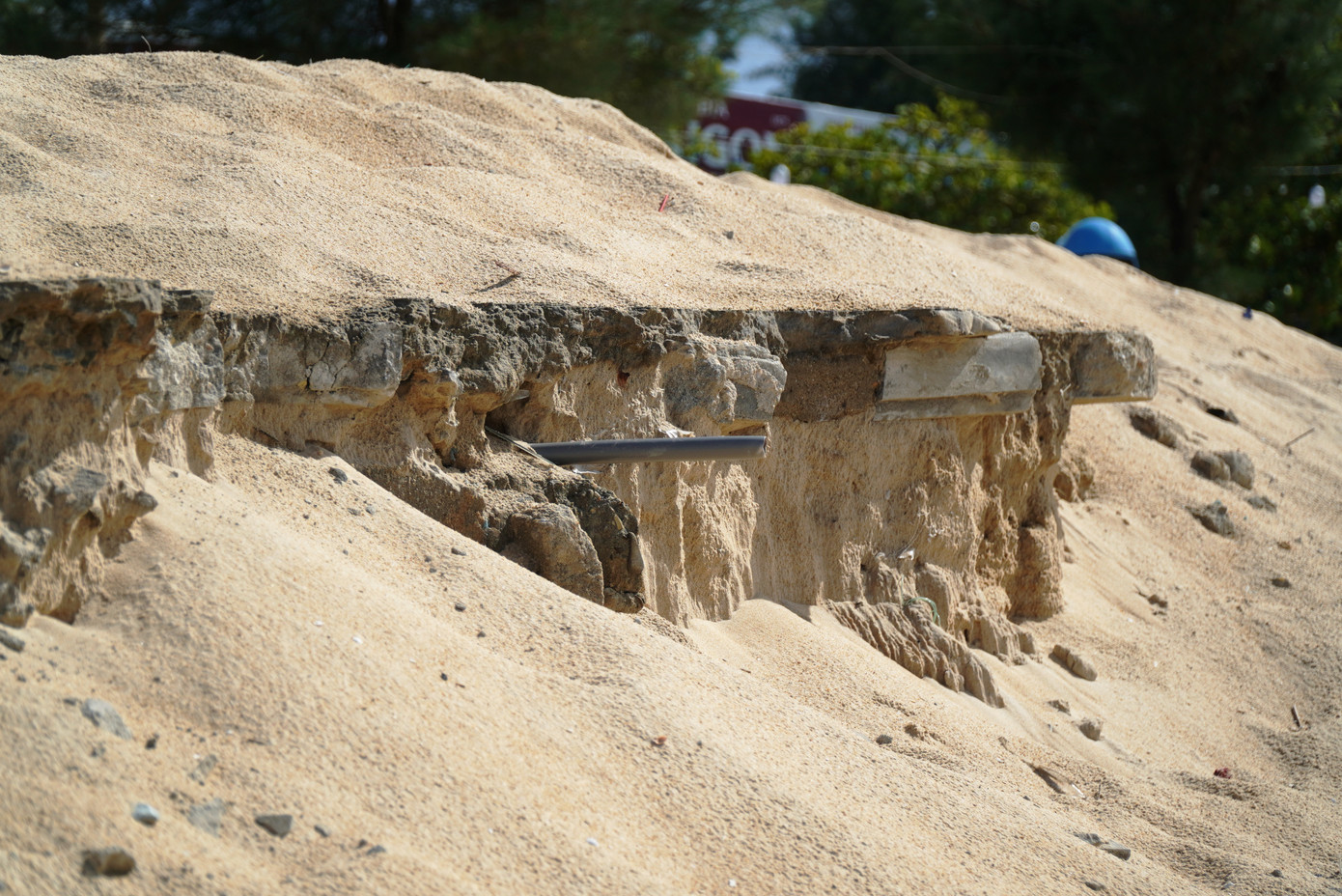 Xã kiến nghị các cấp có thẩm quyền tiếp tục quan tâm đầu tư xây dựng kè biển ứng phó sạt lở, tạo an cư cho người dân và ổn định về kinh tế biển, dịch vụ du lịch, đảm bảo an ninh quốc phòng của xã biên giới biển.