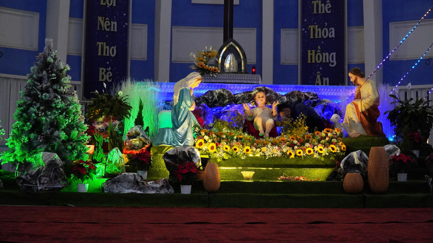 Không gian bên trong nhà thờ Dòng Chúa Cứu Thế được trang hoàng lộng lẫy, trang nghiêm.