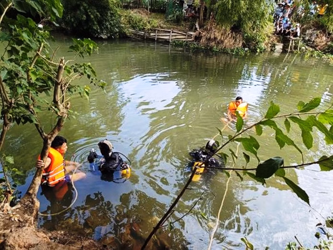 Lực lượng chức năng lặn tìm hung khí liên quan vụ việc.