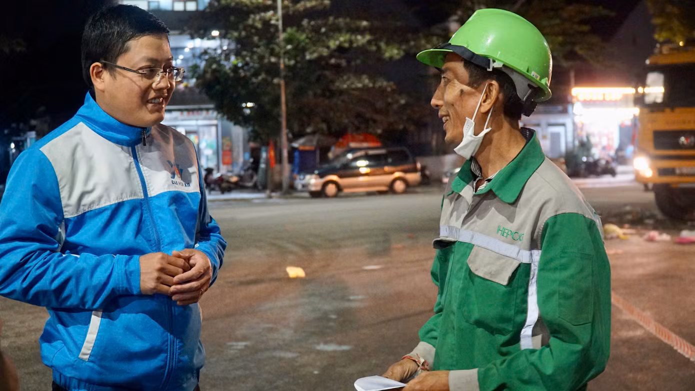 Bí thư Thành Đoàn Huế Nguyễn Thanh Hoài thăm hỏi, động viên, tặng quà mừng Tết cho thanh niên công nhân làm nhiệm vụ giữ gìn vệ sinh môi trường đêm giao thừa.