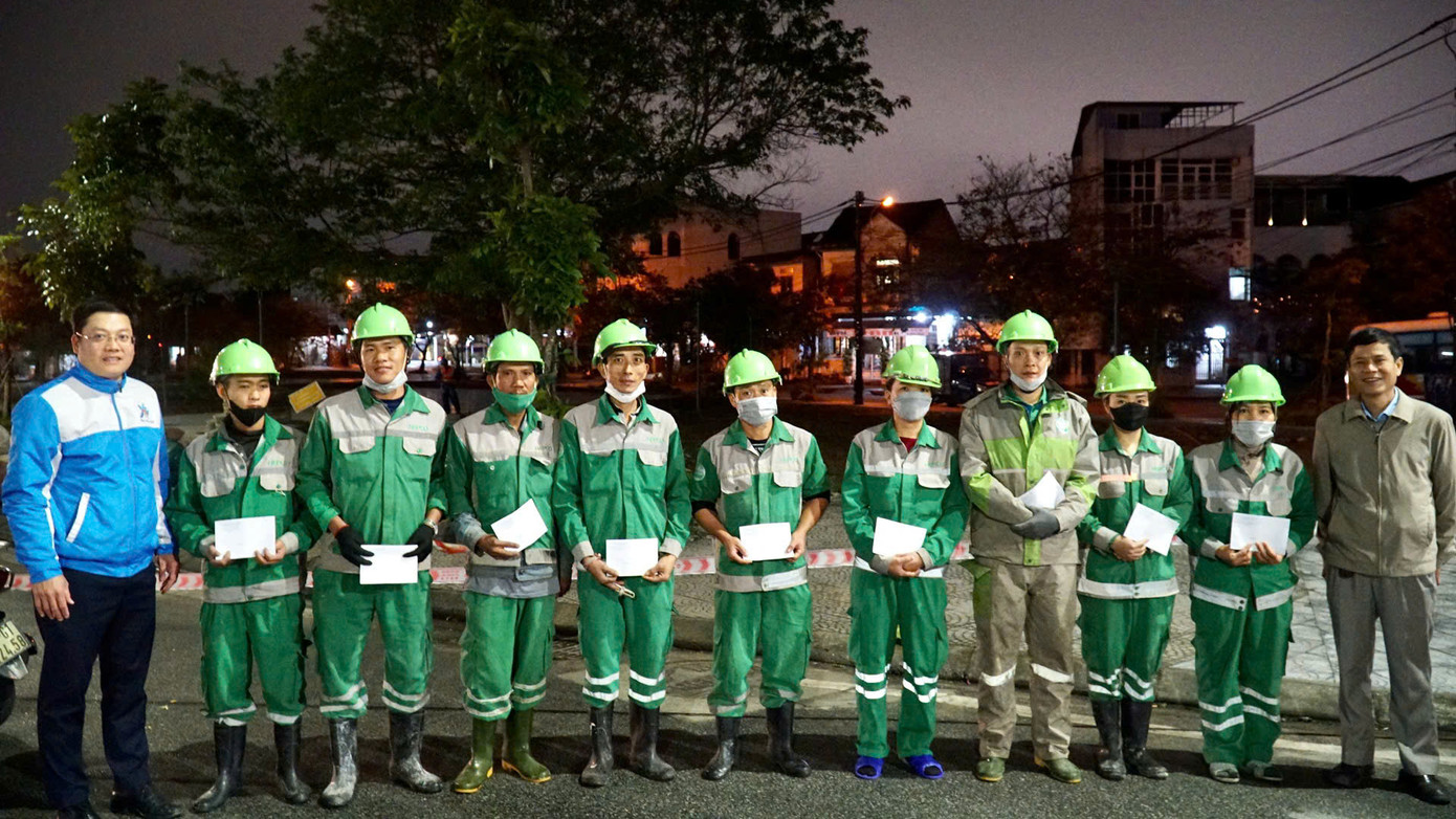 Có 19 công nhân môi trường nhận quà mừng Tết trong đêm giao thừa, do Thành Đoàn Huế trao tặng.