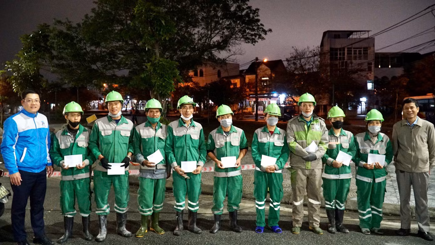 Có 19 công nhân môi trường nhận quà mừng Tết trong đêm giao thừa, do Thành Đoàn Huế trao tặng.