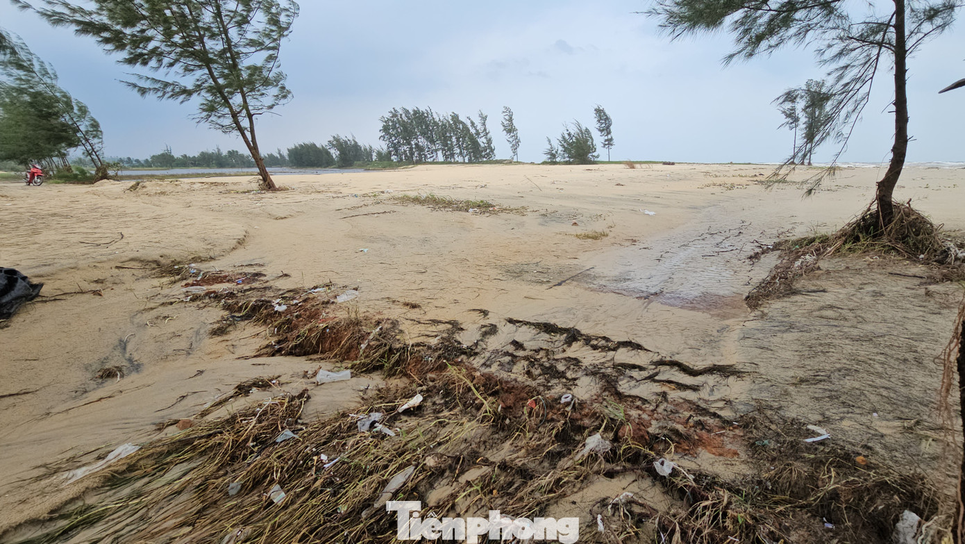 Dấu vết luồng nước biển từ các vị trí xâm thực tràn qua bề mặt tỉnh lộ 21 gây xói lở.