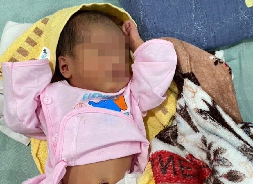 Cháu bé sơ sinh khoảng 4 ngày tuổi được phát hiện bị bỏ rơi tại phường Thuận Lộc, quận Phú Xuân, Huế.