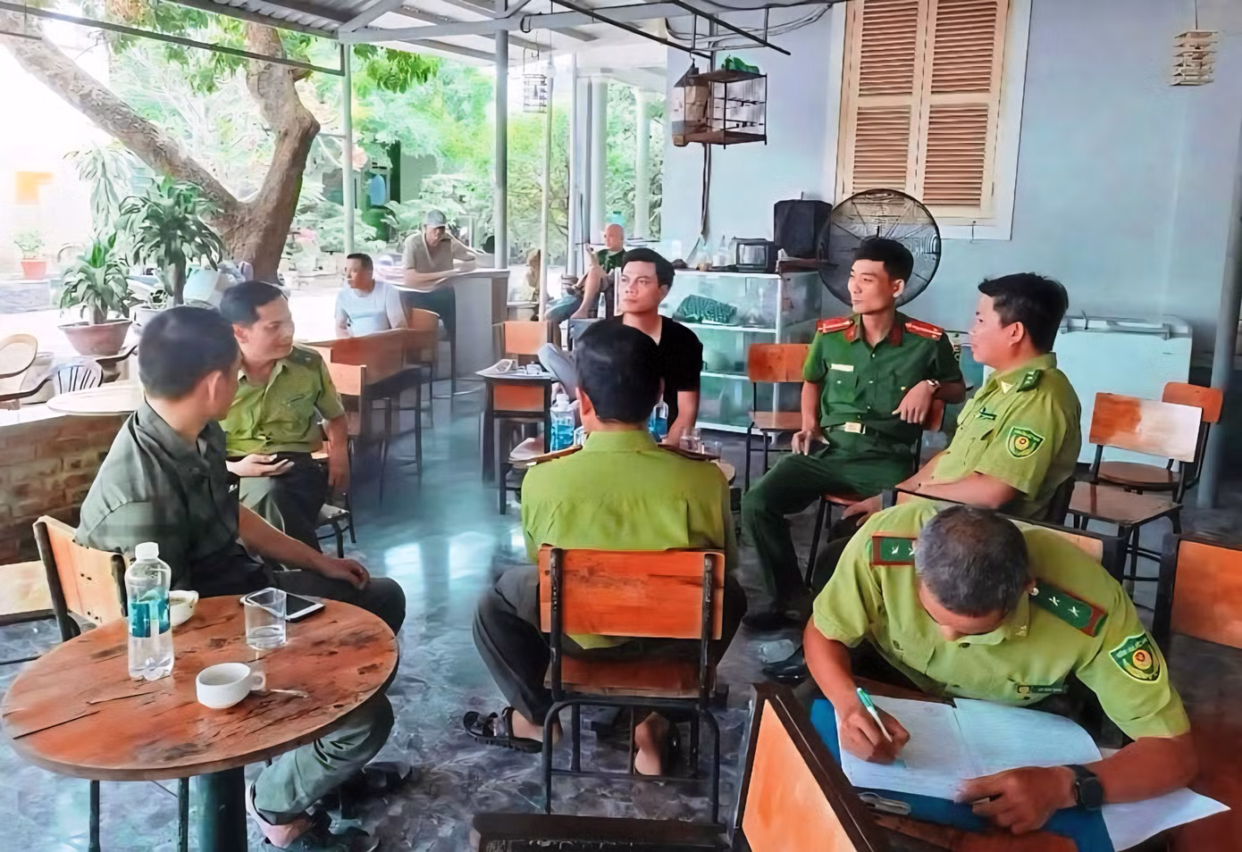Lực lượng kiểm lâm TP Huế kiểm tra, tuyên truyền và yêu cầu chủ các quán kinh doanh cà phê trên địa bàn ký cam kết bảo vệ động vật hoang dã, đặc biệt là các loài chim trời. Lực lượng kiểm lâm TP Huế kiểm tra, tuyên truyền và yêu cầu chủ các quán kinh doanh cà phê trên địa bàn ký cam kết bảo vệ động vật hoang dã, đặc biệt là các loài chim trời.