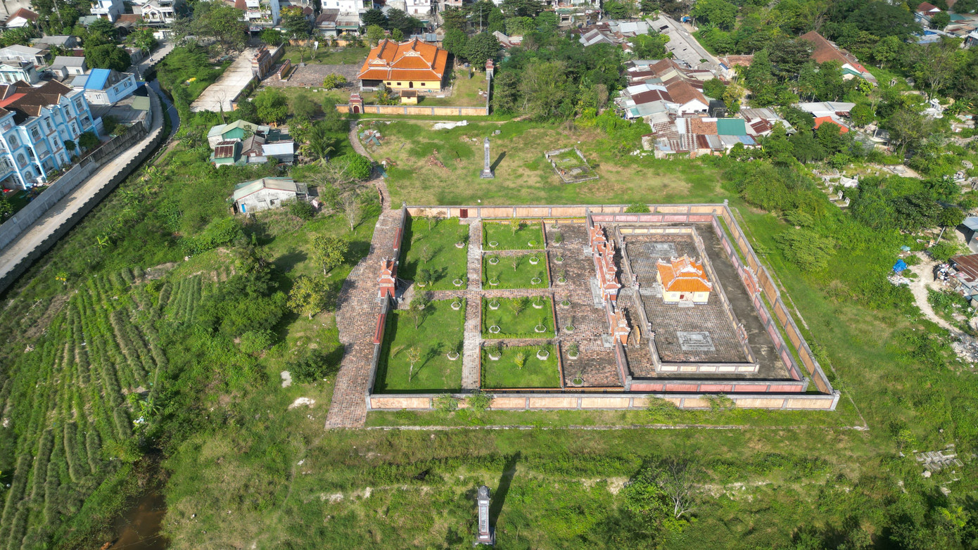 Được biết, khu An Lăng nằm trên đường Duy Tân (phường An Cựu, TP Huế) là nơi an táng các vị vua Dục Đức, Thành Thái và Duy Tân của triều Nguyễn. Quần thể di tích này có diện tích rộng gần 6 ha, ngoài lăng vua và hoàng hậu còn có 42 mộ xây của ông hoàng bà chúa cùng 121 mộ đất của hậu duệ các vua Nguyễn. Được biết, khu An Lăng nằm trên đường Duy Tân (phường An Cựu, TP Huế) là nơi an táng các vị vua Dục Đức, Thành Thái và Duy Tân của triều Nguyễn. Quần thể di tích này có diện tích rộng gần 6 ha, ngoài lăng vua và hoàng hậu còn có 42 mộ xây của ông hoàng bà chúa cùng 121 mộ đất của hậu duệ các vua Nguyễn.