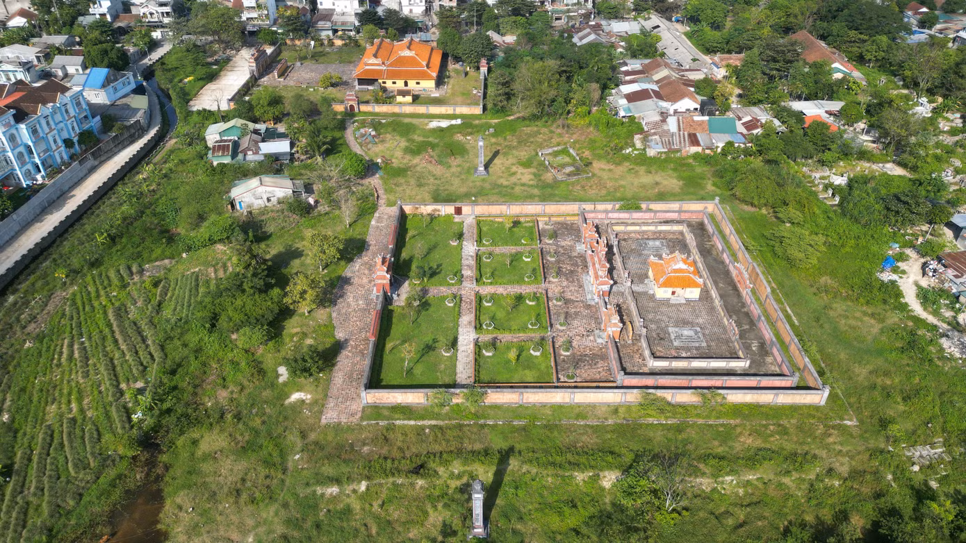 Được biết, khu An Lăng nằm trên đường Duy Tân (phường An Cựu, TP Huế) là nơi an táng các vị vua Dục Đức, Thành Thái và Duy Tân của triều Nguyễn. Quần thể di tích này có diện tích rộng gần 6 ha, ngoài lăng vua và hoàng hậu còn có 42 mộ xây của ông hoàng bà chúa cùng 121 mộ đất của hậu duệ các vua Nguyễn.
