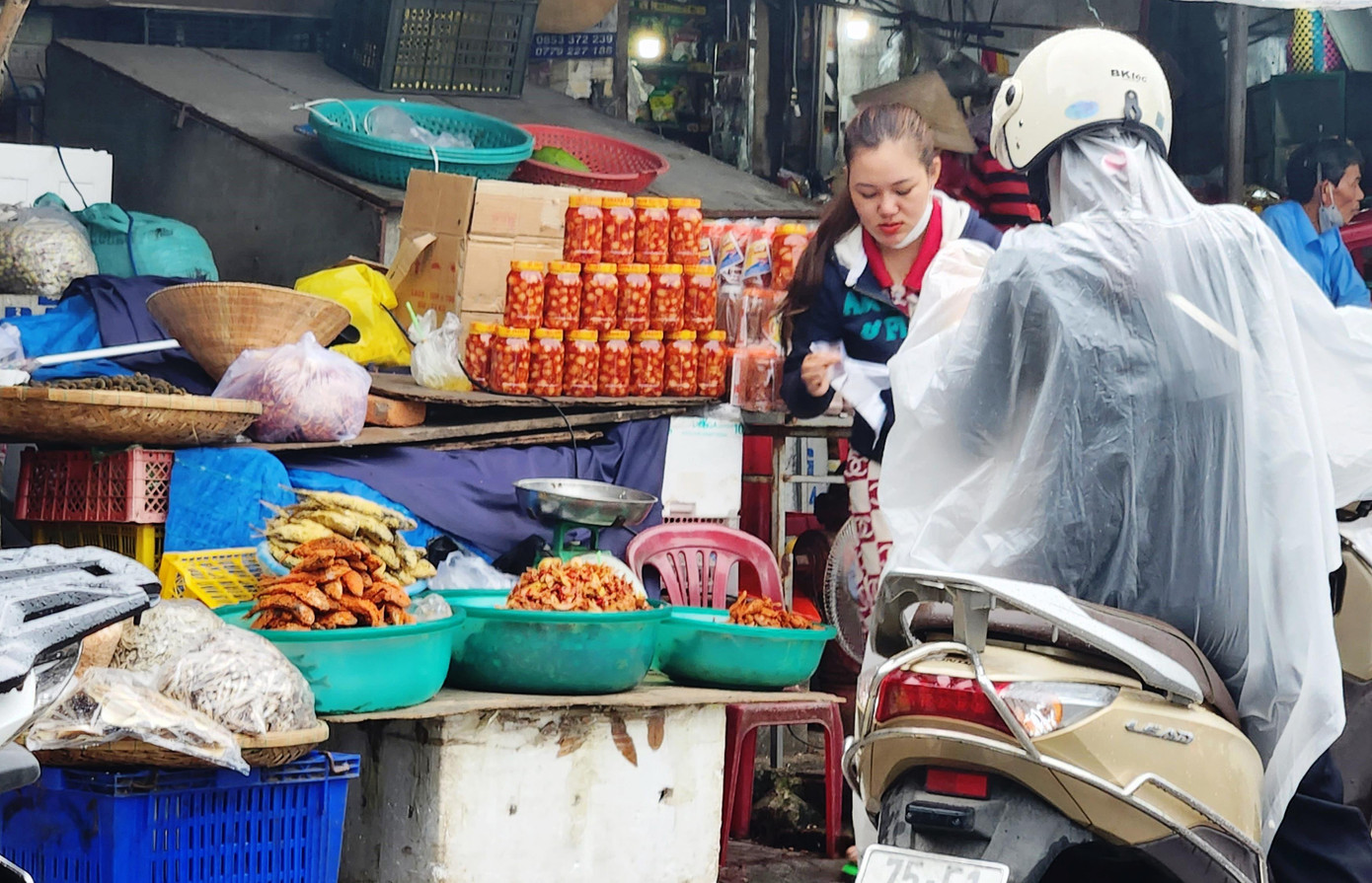 Người dân ghé chợ Bến Ngự (TP Huế) mua thực phẩm tích trữ trước khi bão số 4 đổ bộ. Ảnh: N.V