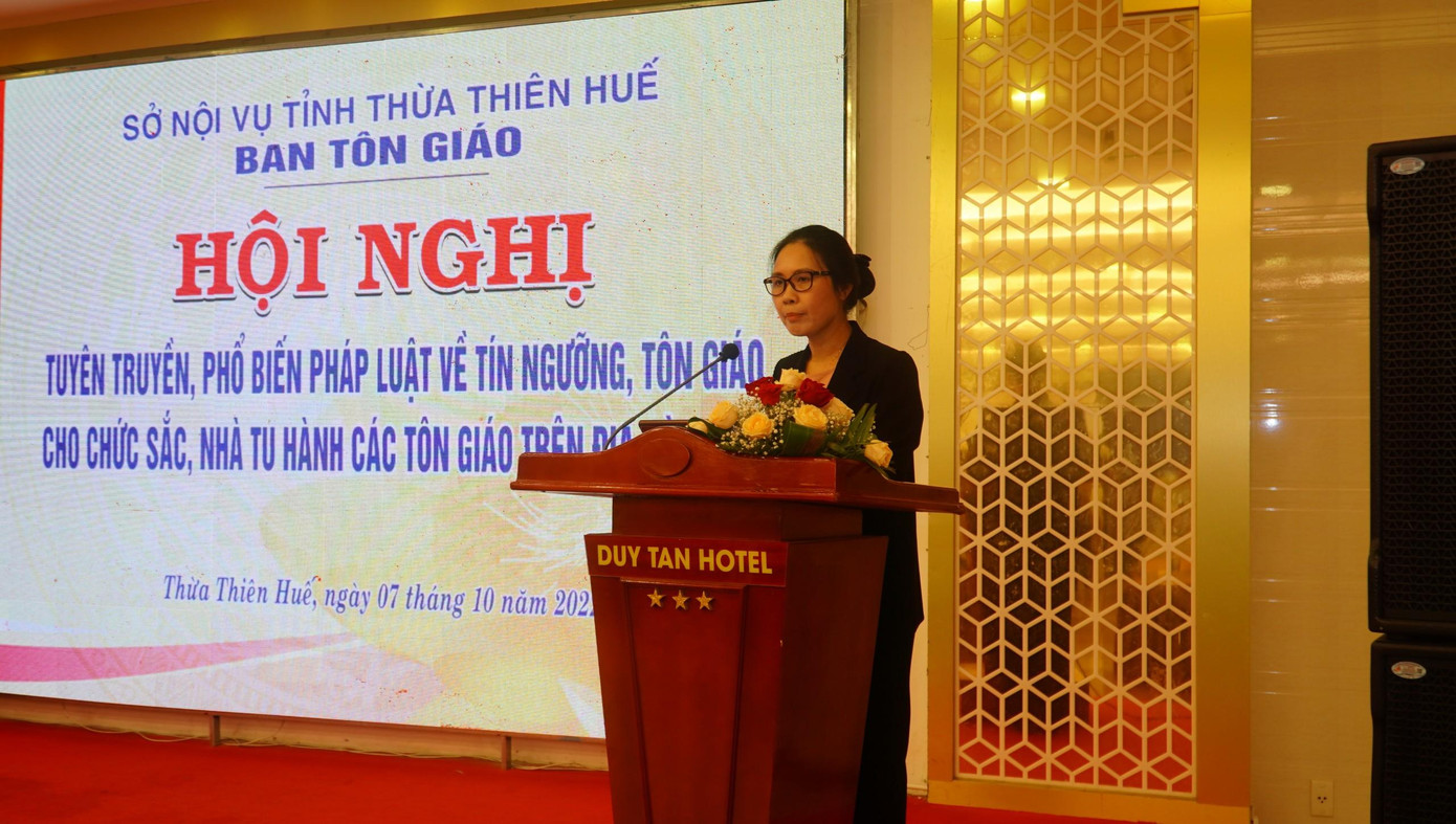 Bà Trần Thị Minh Nga - Phó Trưởng ban Ban Tôn giáo Chính phủ, triển khai một số nội dung của Luật tín ngưỡng, tôn giáo và các văn bản pháp luật có liên quan.