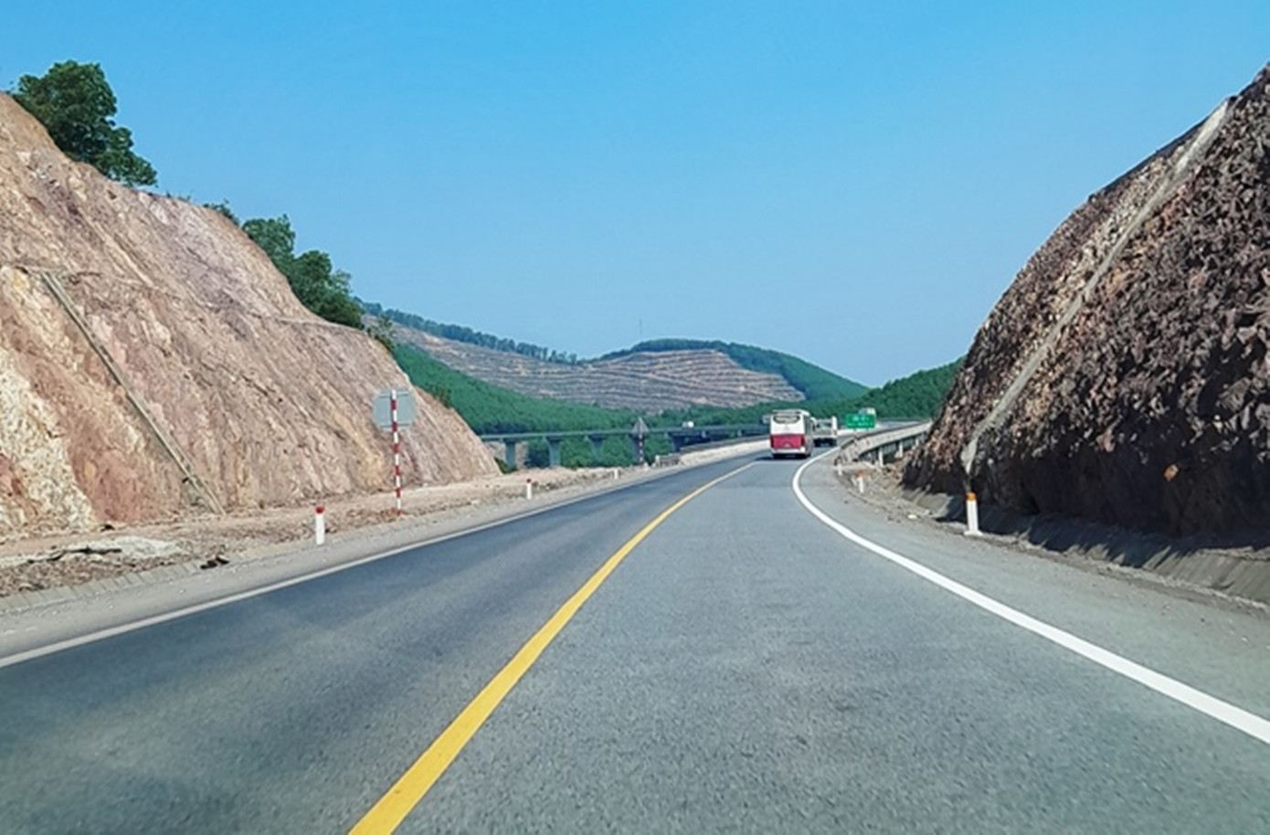 Hạng mục bổ sung cuối cùng về thi công thí điểm 7 làn dừng khẩn cấp trên cao tốc dự kiến sẽ hoàn thành trong tháng 4/2024.