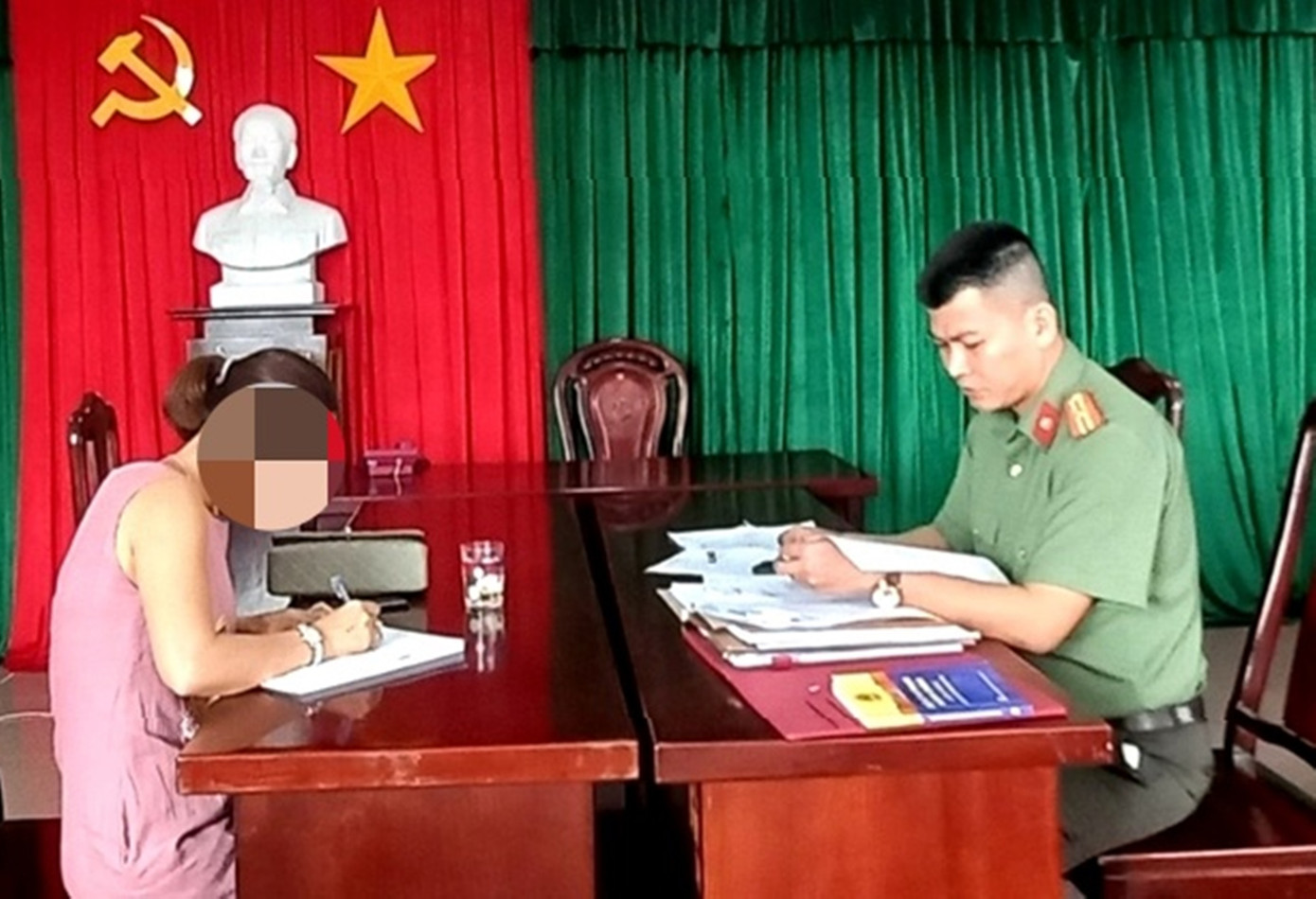 Lực lượng chức năng thuộc Công an TT-Huế làm việc với cá nhân liên quan. Ảnh: Hoài An