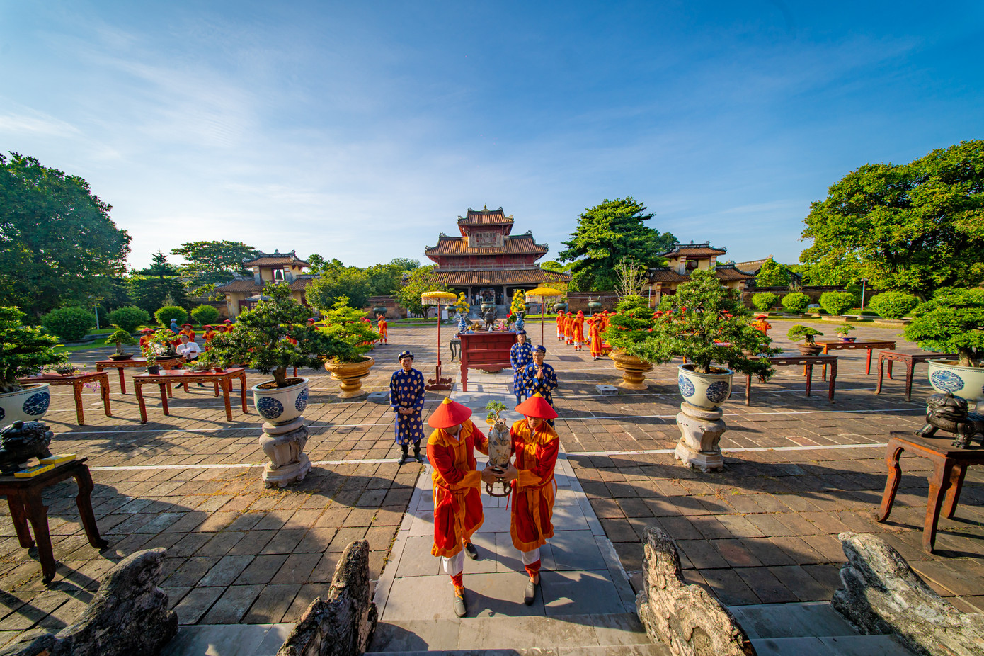 Bên cạnh trưng bày, triển lãm “kỳ hoa dị thảo”, trong khuôn khổ chương trình còn có hoạt động cung tiến cây kiểng tại sân Thế Miếu; trình diễn tay nghề, tạo tác cây kiểng tại vườn Cơ Hạ và diễn đàn trao đổi kinh nghiệm giữa các nghệ nhân. Bên cạnh trưng bày, triển lãm “kỳ hoa dị thảo”, trong khuôn khổ chương trình còn có hoạt động cung tiến cây kiểng tại sân Thế Miếu; trình diễn tay nghề, tạo tác cây kiểng tại vườn Cơ Hạ và diễn đàn trao đổi kinh nghiệm giữa các nghệ nhân.