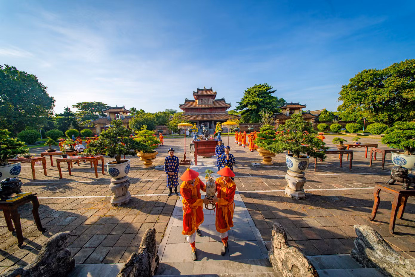 Bên cạnh trưng bày, triển lãm “kỳ hoa dị thảo”, trong khuôn khổ chương trình còn có hoạt động cung tiến cây kiểng tại sân Thế Miếu; trình diễn tay nghề, tạo tác cây kiểng tại vườn Cơ Hạ và diễn đàn trao đổi kinh nghiệm giữa các nghệ nhân.