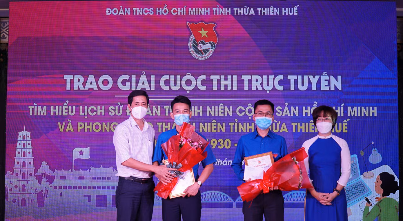 Trao giải các cuộc thi