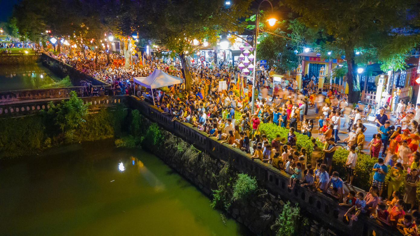 Không gian phố đi bộ Hoàng thành Huế đã đón một lượng khách lớn đến tham quan, trải nghiệm không khí đêm hội trăng rằm. Ảnh: Đình Hoàng Không gian phố đi bộ Hoàng thành Huế đã đón một lượng khách lớn đến tham quan, trải nghiệm không khí đêm hội trăng rằm. Ảnh: Đình Hoàng