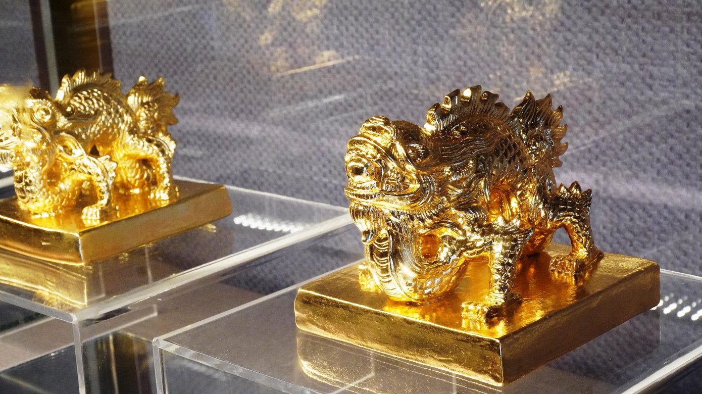 Trong đó, thời Gia Long (1802-1820) có 12 chiếc; thời Minh Mạng (1820-1840) có 15 chiếc; thời Thiệu Trị (1841-1847) có 10 chiếc; thời Tự Đức (1848-1883) có 15 chiếc; thời Kiến Phúc (1884) và Hàm Nghi (1885) đều có 1 chiếc; thời Đồng Khánh (1885-1888) có 5 chiếc; thời Thành Thái (1889-1907) có 10 chiếc; thời Khải Định (1916-1924) có 12 chiếc. Đến thời Bảo Đại (1925-1945) có 8 chiếc.