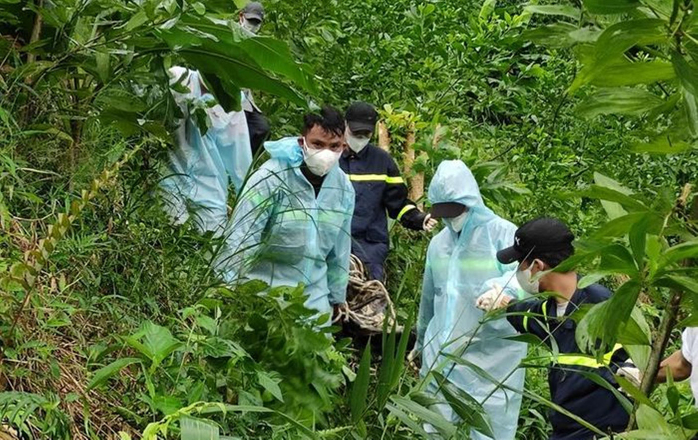 Lực lượng chức năng đưa thi thể nạn nhân ra khỏi hiện trường.