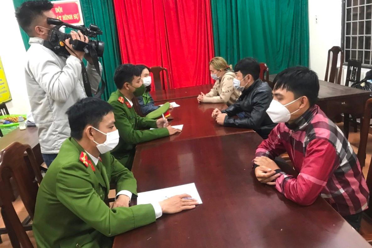 Công an lấy lời khai 3 đối tượng lừa đảo