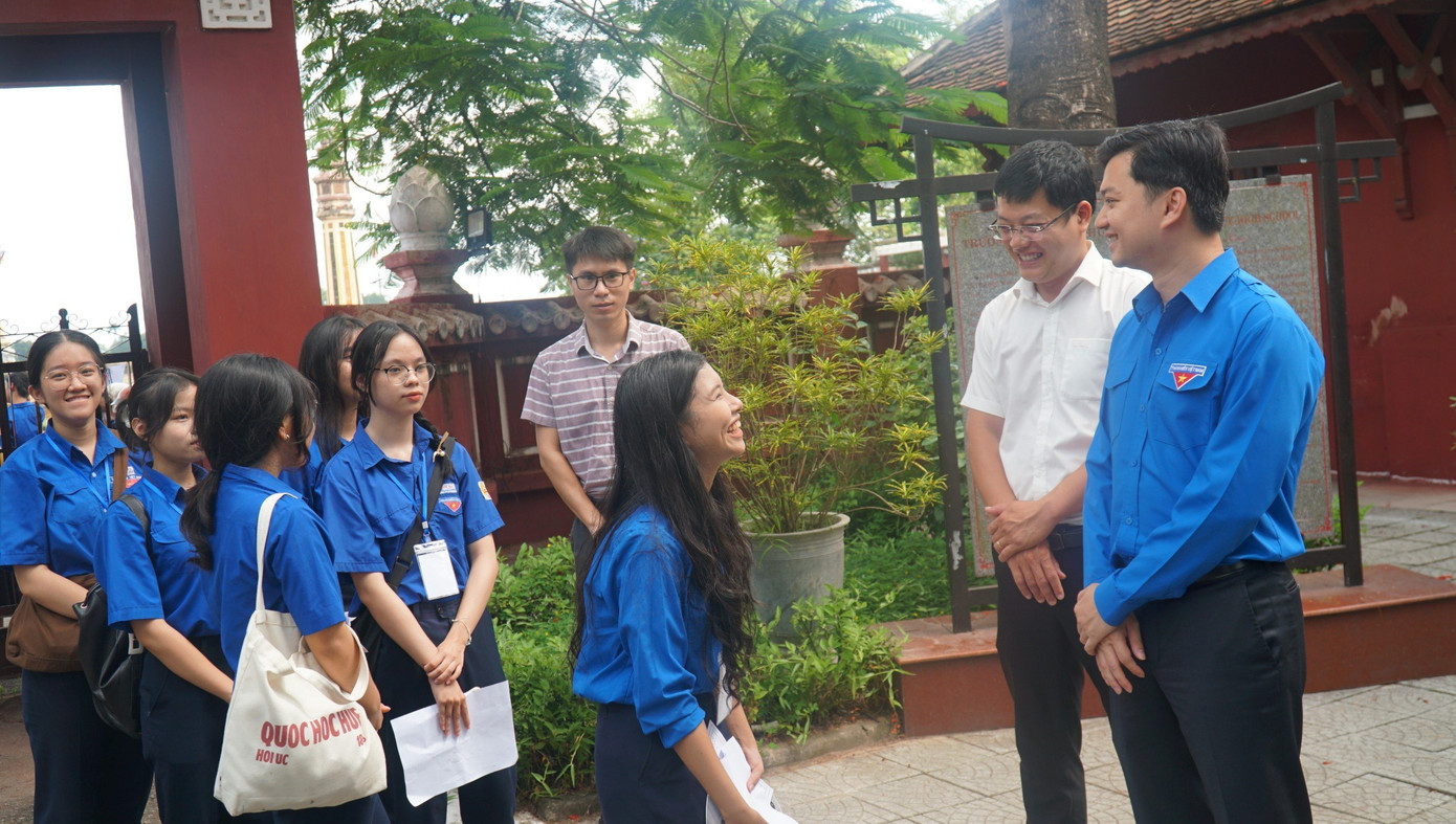 Anh Nguyễn Minh Triết và lãnh đạo Tỉnh Đoàn TT-Huế ân cần thăm hỏi, động viên các tình nguyện viên Hoa phượng đỏ tại Huế.