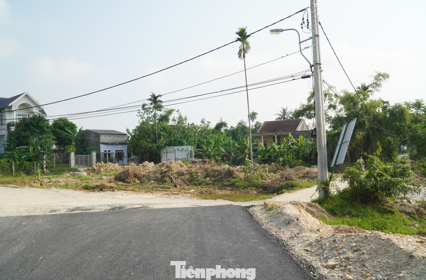 Mặc dù triển khai qua nhiều năm, nhưng tại nhiều tuyến thi công thuộc Dự án đô thị xanh Huế hiện vẫn ì ạch do chậm giải phóng mặt bằng, được dự báo khó cán đích đúng tiến độ đề ra. Mặc dù triển khai qua nhiều năm, nhưng tại nhiều tuyến thi công thuộc Dự án đô thị xanh Huế hiện vẫn ì ạch do chậm giải phóng mặt bằng, được dự báo khó cán đích đúng tiến độ đề ra.