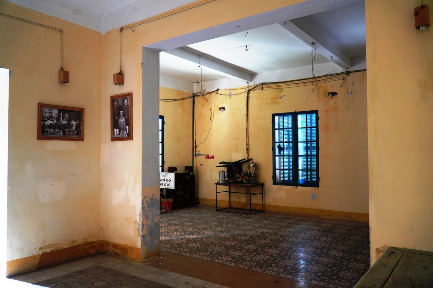 Khung cảnh âm u, hoang lạnh bên trong tòa nhà.