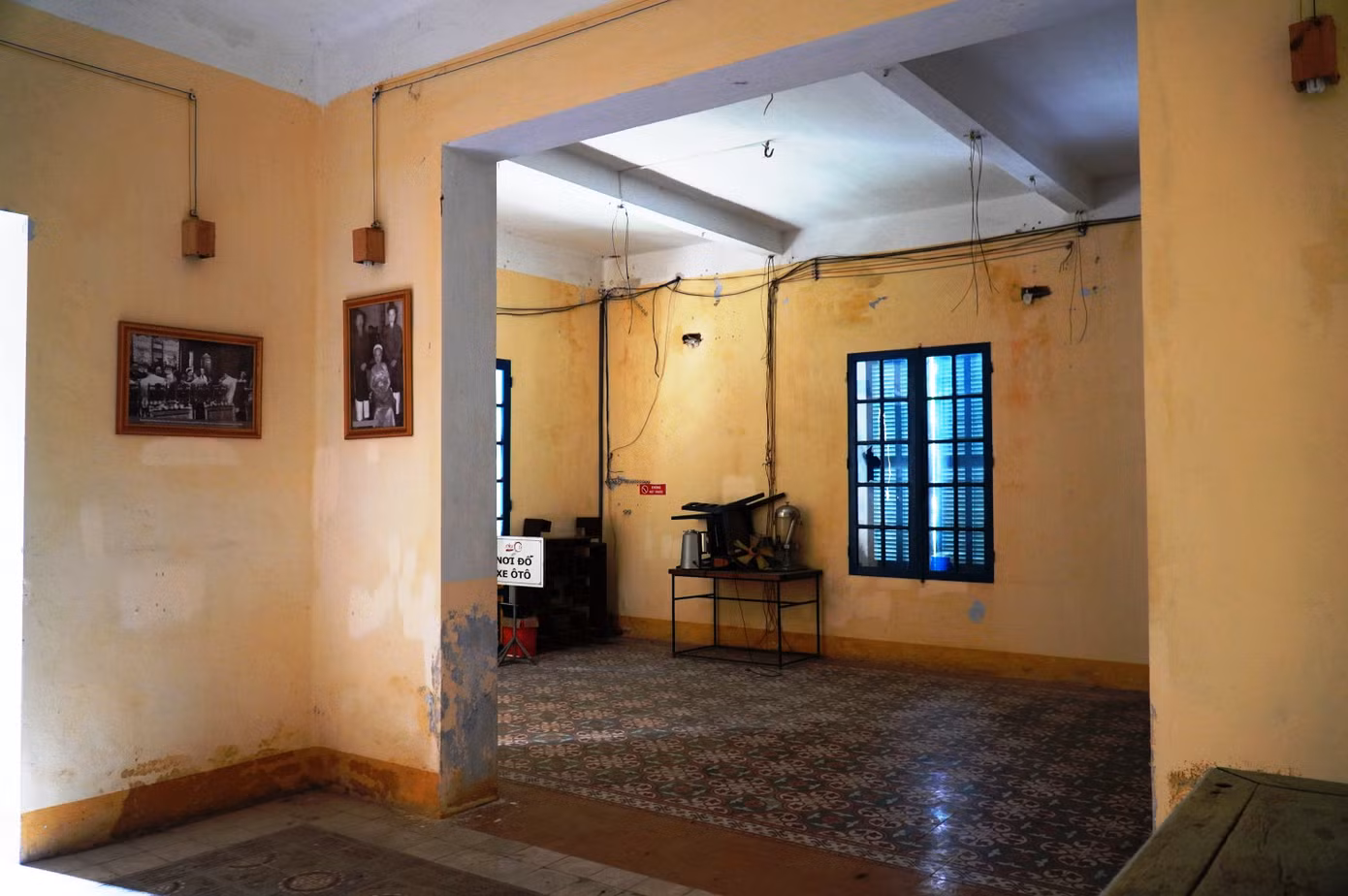Khung cảnh âm u, hoang lạnh bên trong tòa nhà.