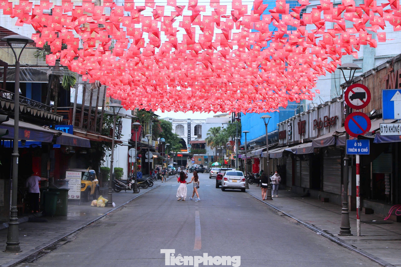 Không chỉ khuôn viên trường học, mà các tuyến phố trung tâm, đặc biệt là khu vực phố Tây ở phường Phú Hội (quận Thuận Hóa, TP Huế) cũng đồng loạt treo cờ Tổ quốc, trang trí đèn hoa, pa-nô cổ động. Các quán cà phê, nhà hàng cũng hòa mình vào không khí thiêng liêng của đất nước.