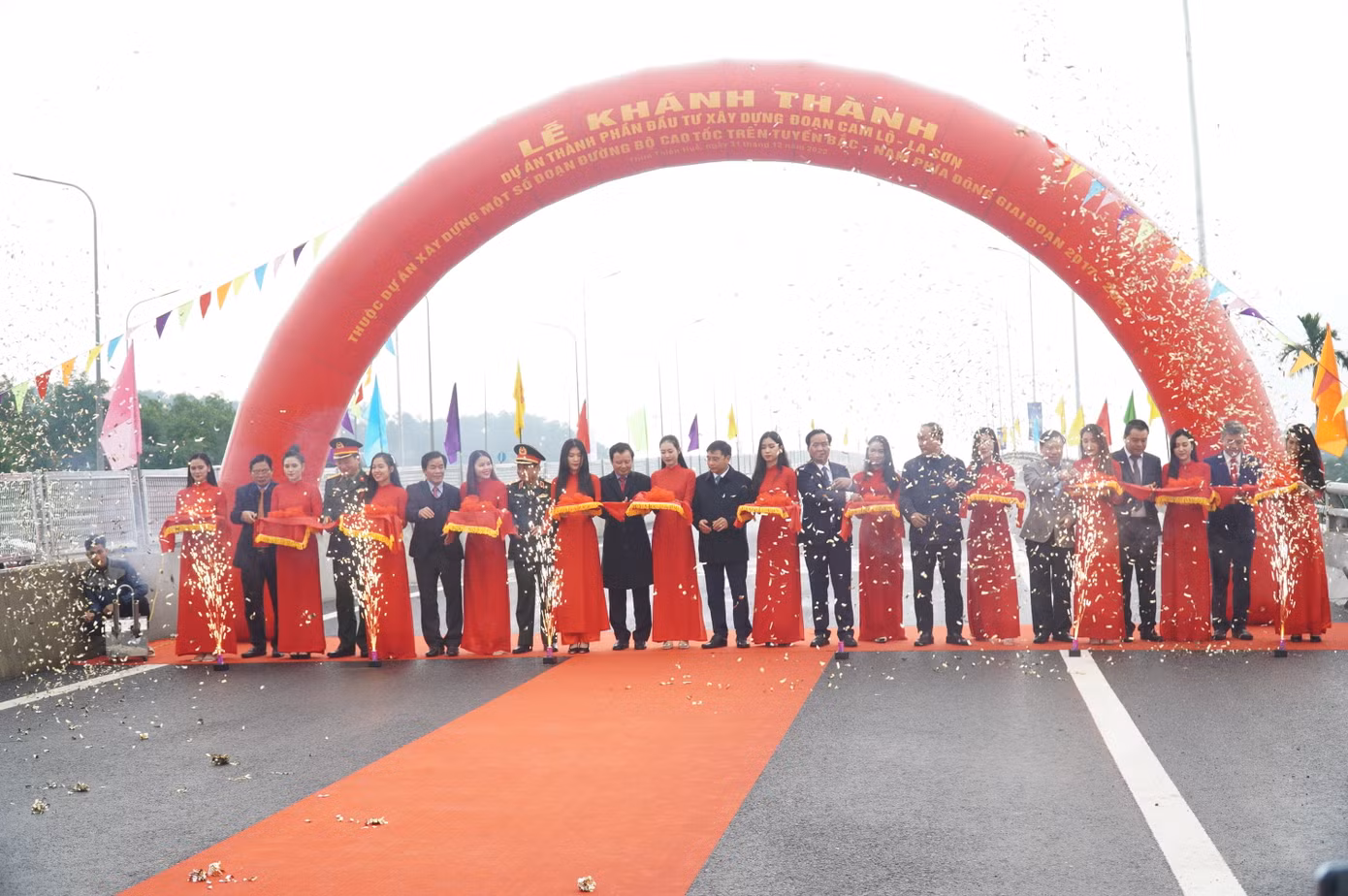Ngày 31/12, tại nút giao cầu Tuần vượt sông Hương đoạn qua xã Hương Thọ (TP Huế), Bộ GTVT phối hợp với UBND tỉnh TT-Huế và Quảng Trị tổ chức lễ khánh thành Dự án thành phần đầu tư xây dựng cao tốc đoạn Cam Lộ - La Sơn. Ngày 31/12, tại nút giao cầu Tuần vượt sông Hương đoạn qua xã Hương Thọ (TP Huế), Bộ GTVT phối hợp với UBND tỉnh TT-Huế và Quảng Trị tổ chức lễ khánh thành Dự án thành phần đầu tư xây dựng cao tốc đoạn Cam Lộ - La Sơn.