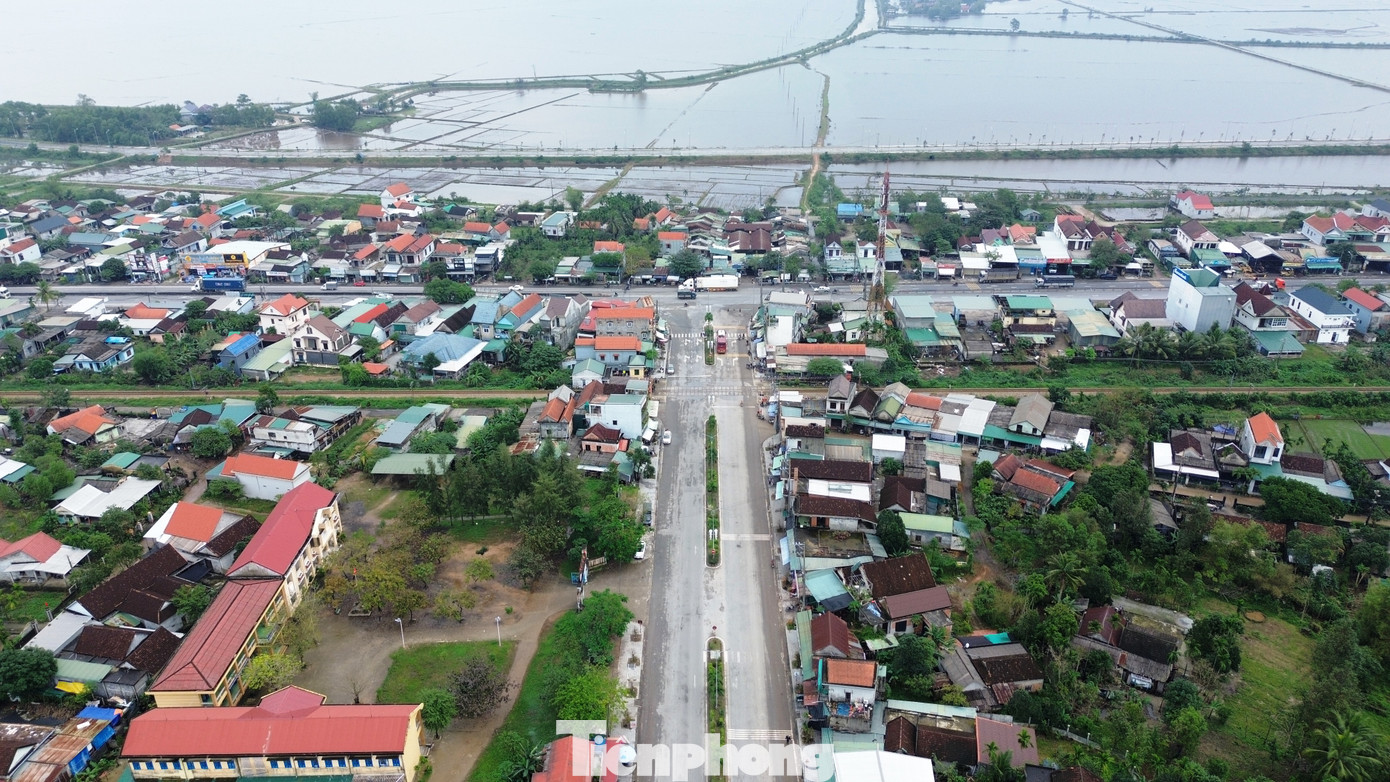 Theo lãnh đạo địa phương, phát huy các tiêu chí đã đạt được của đô thị loại V, sau năm 2025, Lộc Sơn dần tiếp cận tiêu chí đô thị loại IV, tạo sức hút các thành phần kinh tế đến đầu tư và phát triển đô thị; lan tỏa tốc độ đô thị hóa sang các địa phương lân cận. Đây sẽ là động lực góp phần đưa cả huyện Phú Lộc không ngừng phát triển, tiến tới đạt tiêu chuẩn đô thị. Theo lãnh đạo địa phương, phát huy các tiêu chí đã đạt được của đô thị loại V, sau năm 2025, Lộc Sơn dần tiếp cận tiêu chí đô thị loại IV, tạo sức hút các thành phần kinh tế đến đầu tư và phát triển đô thị; lan tỏa tốc độ đô thị hóa sang các địa phương lân cận. Đây sẽ là động lực góp phần đưa cả huyện Phú Lộc không ngừng phát triển, tiến tới đạt tiêu chuẩn đô thị.