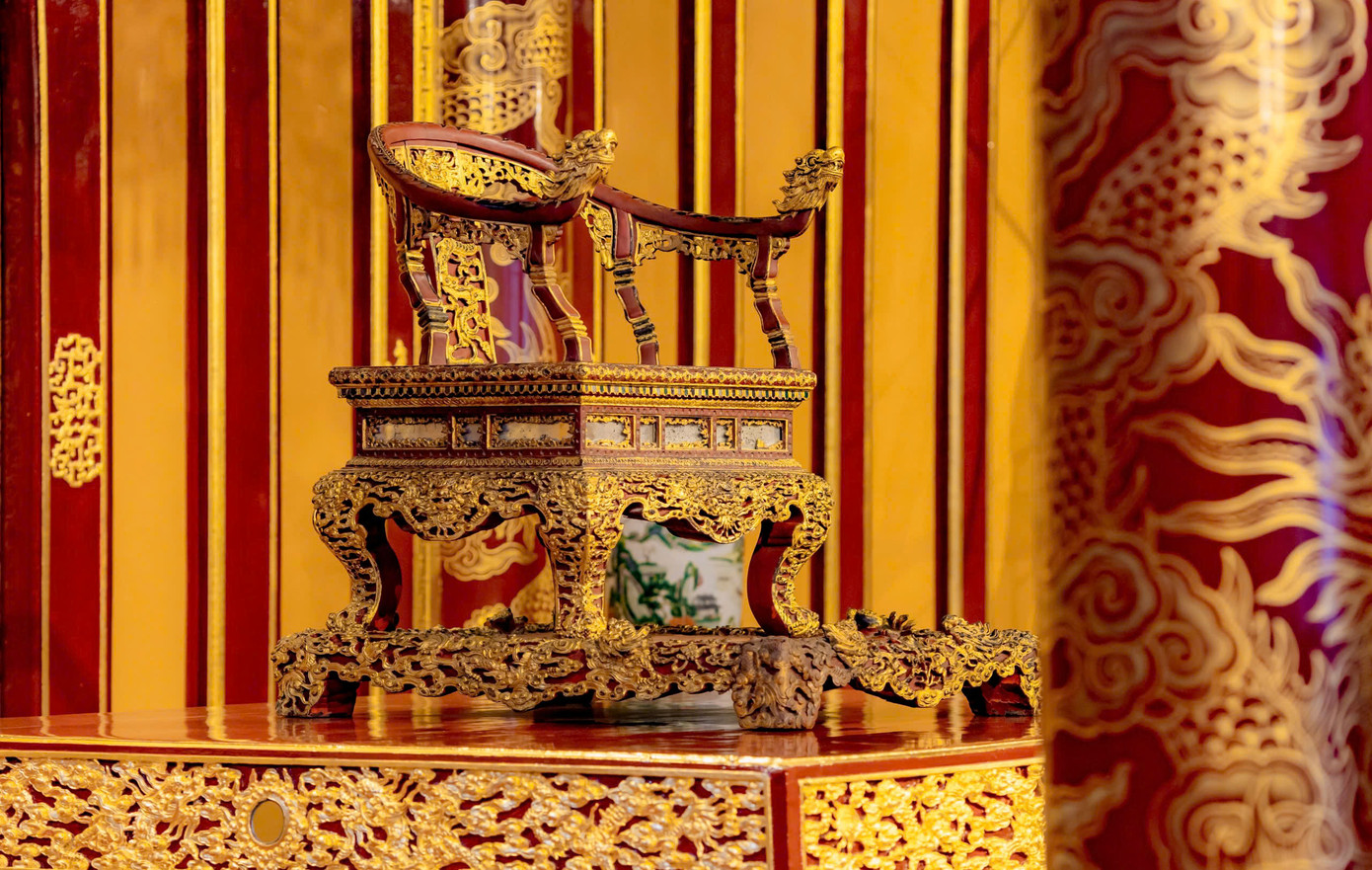 Chiếc ngai vàng độc bản trước thời điểm bị phá hoại.