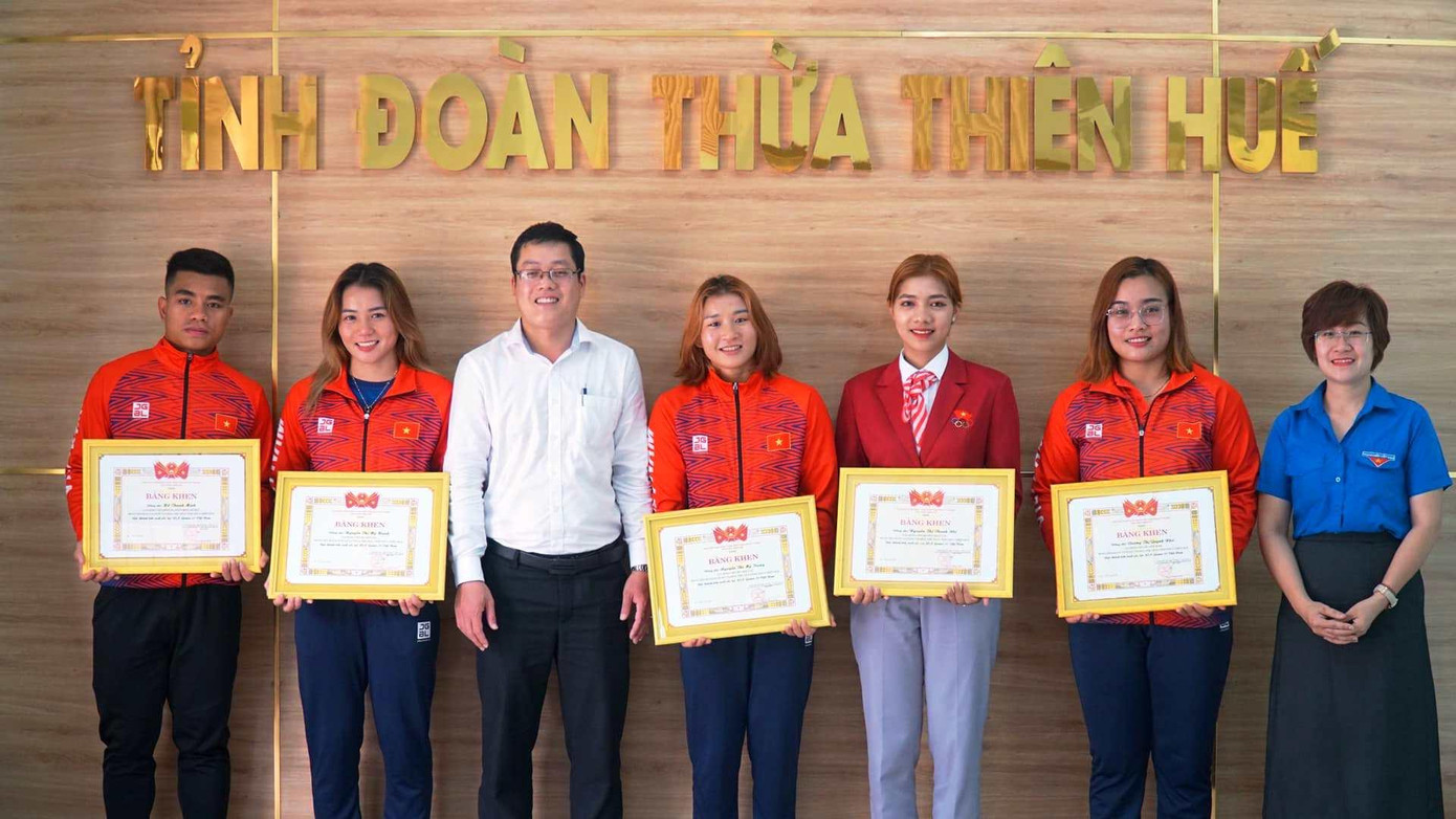 Tỉnh Đoàn TT-Huế khen thưởng 5 VĐV giành thành tích xuất sắc tại SEA Games 31. Ảnh: N.V