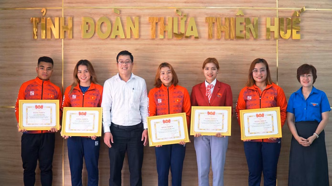 Tỉnh Đoàn TT-Huế khen thưởng 5 VĐV giành thành tích xuất sắc tại SEA Games 31. Ảnh: N.V Tỉnh Đoàn TT-Huế khen thưởng 5 VĐV giành thành tích xuất sắc tại SEA Games 31. Ảnh: N.V