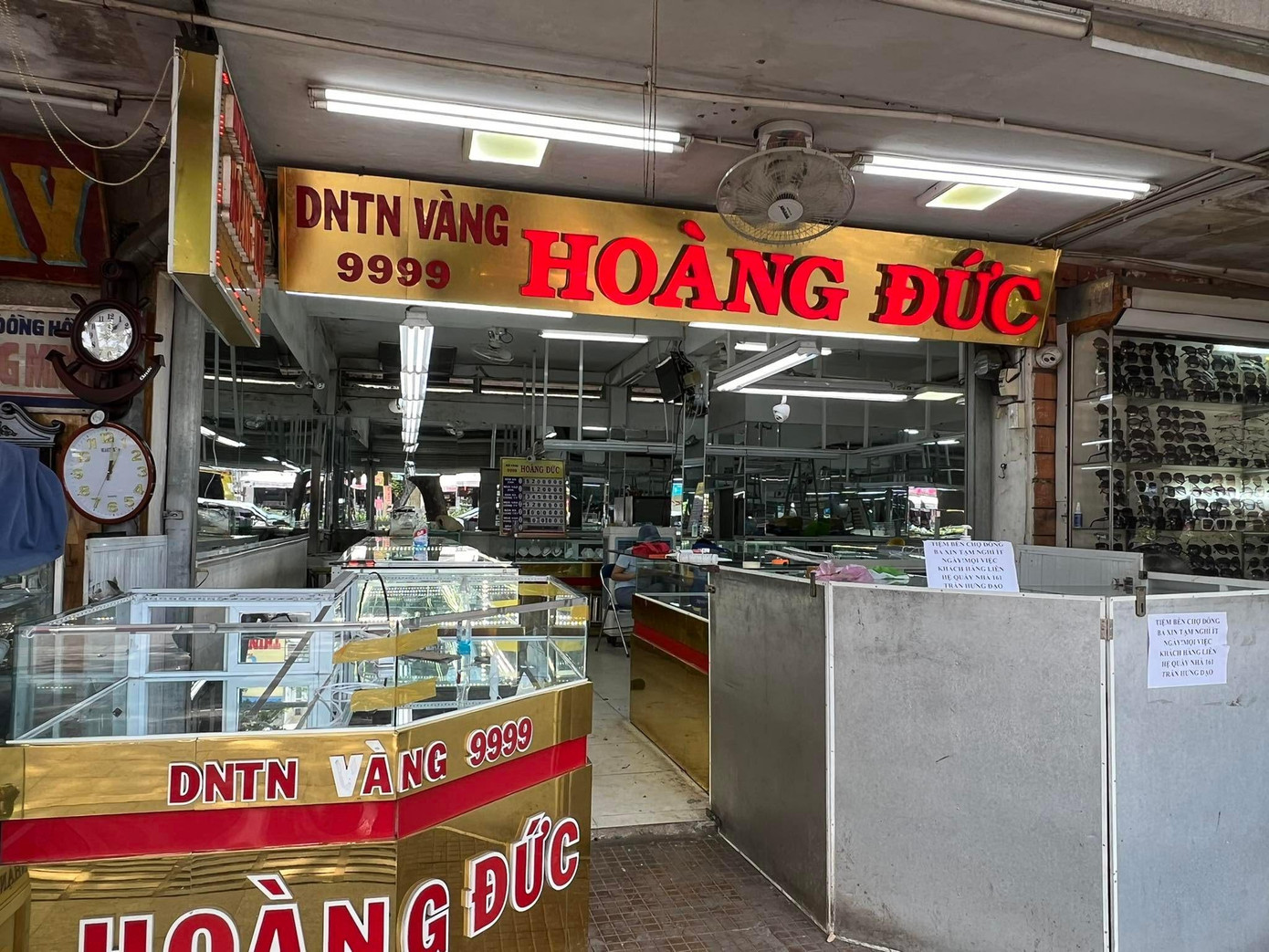 Tiệm vàng Hoàng Đức vẫn chưa hoạt động kinh doanh trở lại do phải sửa chữa những vị trí bị hư hỏng liên quan vụ cướp.