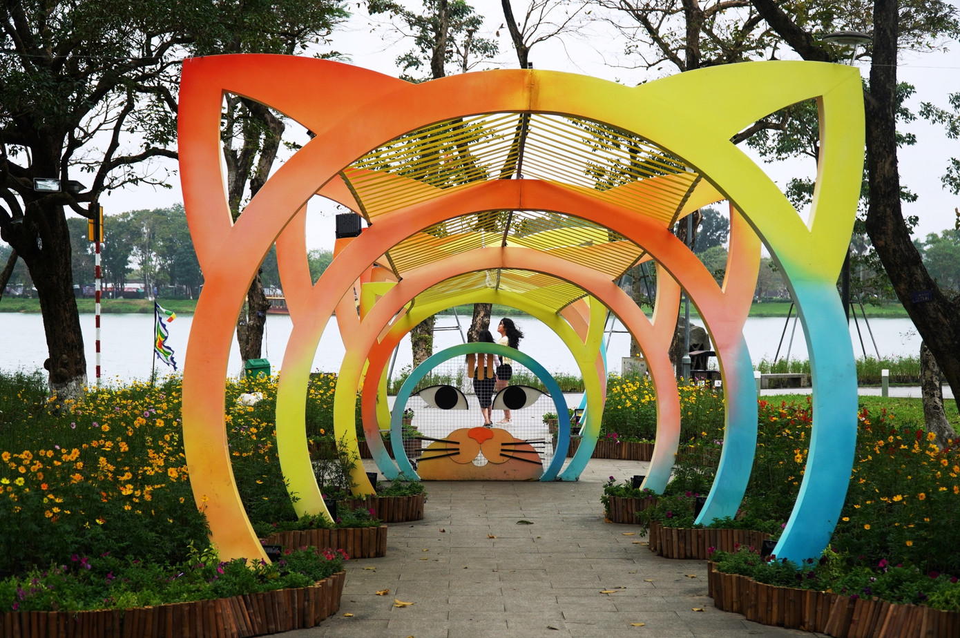 Vòm trang trí hình tượng mèo đặt tại công viên cạnh trường THPT Hai Bà Trưng (TP. Huế). Vòm trang trí hình tượng mèo đặt tại công viên cạnh trường THPT Hai Bà Trưng (TP. Huế).