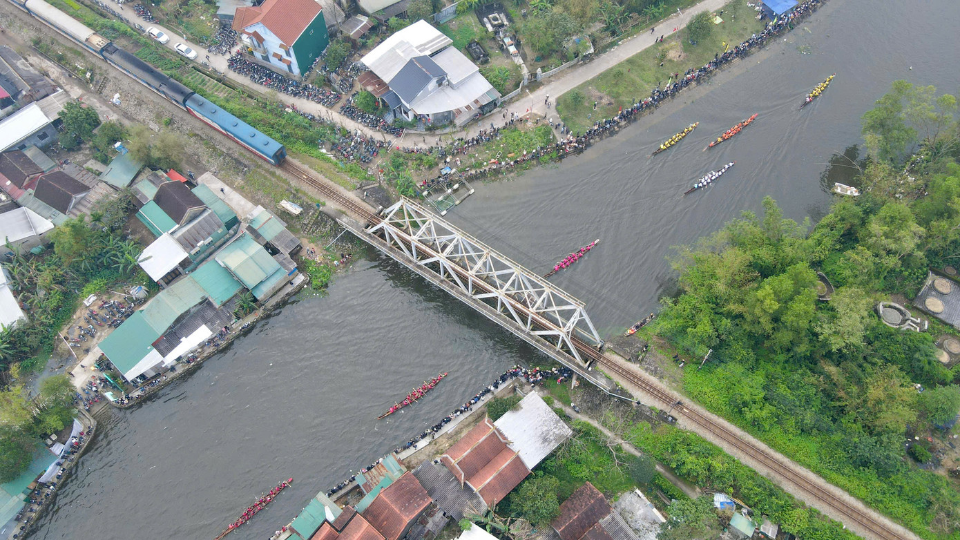 Đây cũng là nơi người dân địa phương thường tổ chức các lễ nghi cầu cho mưa thuận gió hòa dịp đầu năm mới. Hoặc sau mỗi lần hạn hán kéo dài, khi có mưa xuống, người dân tổ chức hội đua trải với ý nghĩa tạ ơn trời đất. Trải qua hàng trăm năm, hội đua trải thị xã Hương Thủy được duy trì đến ngày nay, trở thành nét đẹp truyền thống của địa phương trong tiến trình đổi mới, phát triển, đi lên của quê hương, đất nước.