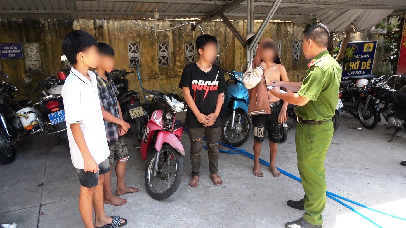 Nhóm thiếu niên dùng xe gắn máy vừa trộm cắp chạy "kẹp 4" tông bị thương một cảnh sát giao thông đang làm nhiệm vụ. Ảnh: CACC Nhóm thiếu niên dùng xe gắn máy vừa trộm cắp chạy "kẹp 4" tông bị thương một cảnh sát giao thông đang làm nhiệm vụ. Ảnh: CACC