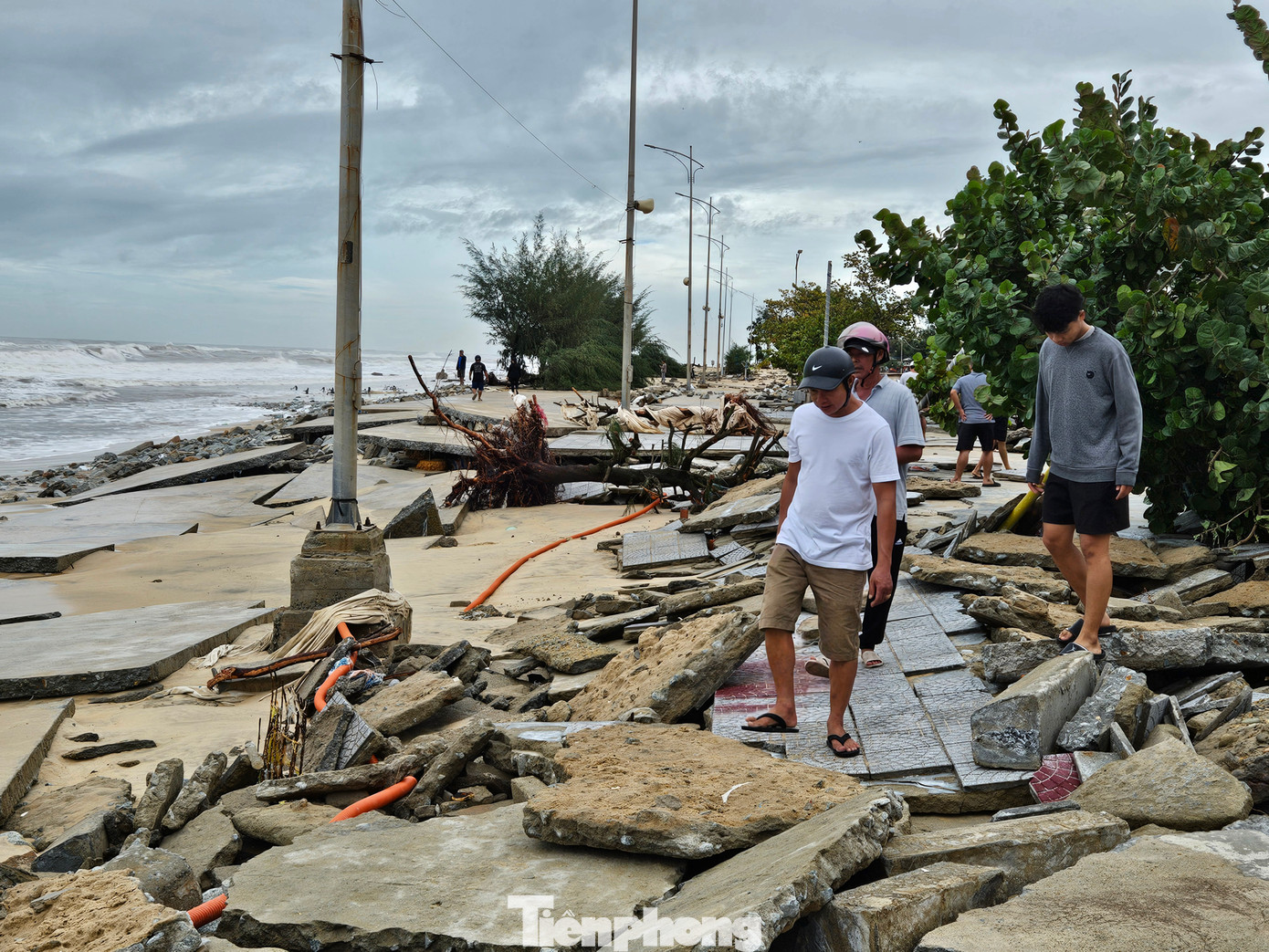 Ngày 28/10, cơ quan chức năng tỉnh TT-Huế tiếp tục kiểm tra, đánh giá mức độ, phạm vi bị ảnh hưởng, thiệt hại của dải bờ biển, hệ thống giao thông dọc các bãi tắm và kè biển chống sạt lở sau khi bão số 6 đi qua, triều cường hạ xuống thấp, mưa giảm.