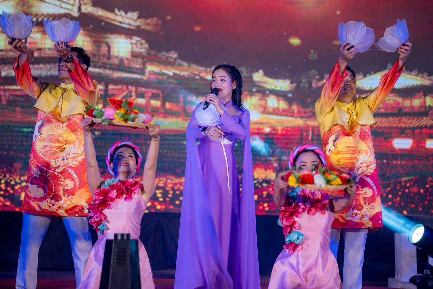 Cùng với thưởng thức các “món ngon, vật lạ” với thực đơn đặc sắc và đa dạng, du khách, người dân còn có dịp trải nghiệm chương trình Đêm kinh đô Huế - Thơ, áo dài và ẩm thực, hội thi Không gian ẩm thực trong vườn Huế lần thứ 2, chương trình thiện nguyện dành cho tiểu thương và học sinh trên địa bàn TP. Huế. Ảnh: Đình Hoàng.