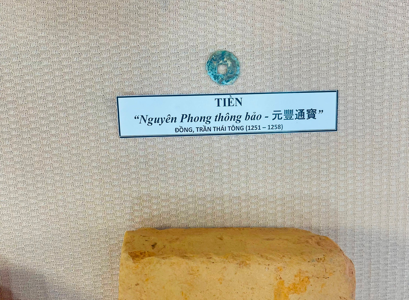 Đầu phù điêu Phật và tiền đồng được tìm thấy tại khu di tích. Đầu phù điêu Phật và tiền đồng được tìm thấy tại khu di tích.