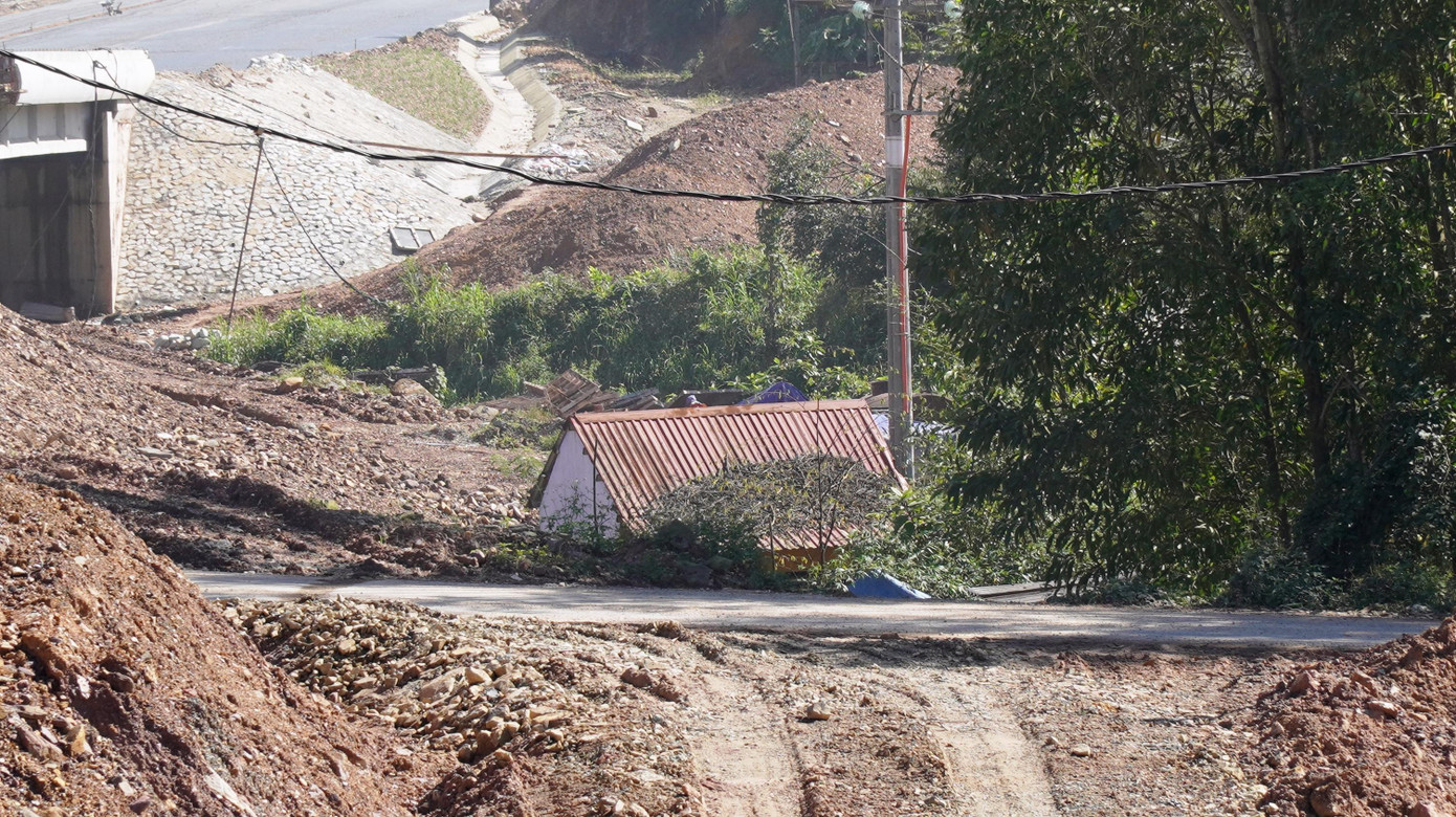 “Thời kỳ xã Thủy Bằng còn thuộc thị xã Hương Thủy, chính quyền địa phương đã khảo sát bố trí lại cho hộ dân bị ảnh hưởng do GPMB xây dựng cao tốc 500m2 đất nông nghiệp. Vị trí này được người dân đồng ý tiếp nhận. Tuy nhiên, qua rà soát, đây là khu vực vướng quy hoạch bảo tồn di tích. Sau đó, chính quyền bố trí ở vị trí mới thì dân không đồng ý. Sự việc kéo dài đến khi Thủy Bằng sáp nhập vào TP Huế. Hiện, cơ quan chức năng tham mưu cho chính quyền thành phố tìm kiếm quỹ đất phù hợp để bố trí lại cho dân. Từ đó, để giải phóng dứt điểm mặt bằng, giao đất sạch cho dự án cao tốc”, một lãnh đạo UBND xã Thủy Bằng cho biết.