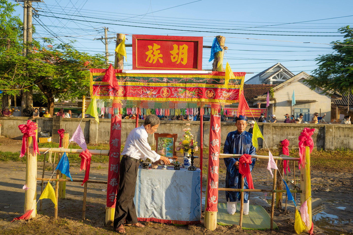 Vào ngày tế lễ, ở mỗi đầu xóm của làng Chuồn đều dựng cổng tam quan, treo đèn kết hoa và bày biện hương án trang trọng. Ảnh: Đình Hoàng Vào ngày tế lễ, ở mỗi đầu xóm của làng Chuồn đều dựng cổng tam quan, treo đèn kết hoa và bày biện hương án trang trọng. Ảnh: Đình Hoàng