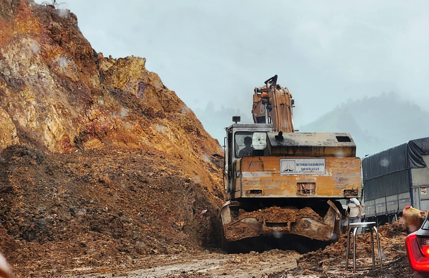 Xử lý sạt trượt đất mái ta luy dương trên tuyến cao tốc La Sơn - Túy Loan.