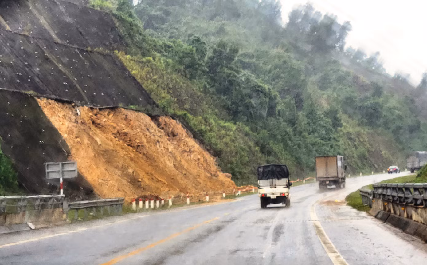 Một vị trí sạt lở mới xuất hiện ven cao tốc La Sơn - Túy Loan.