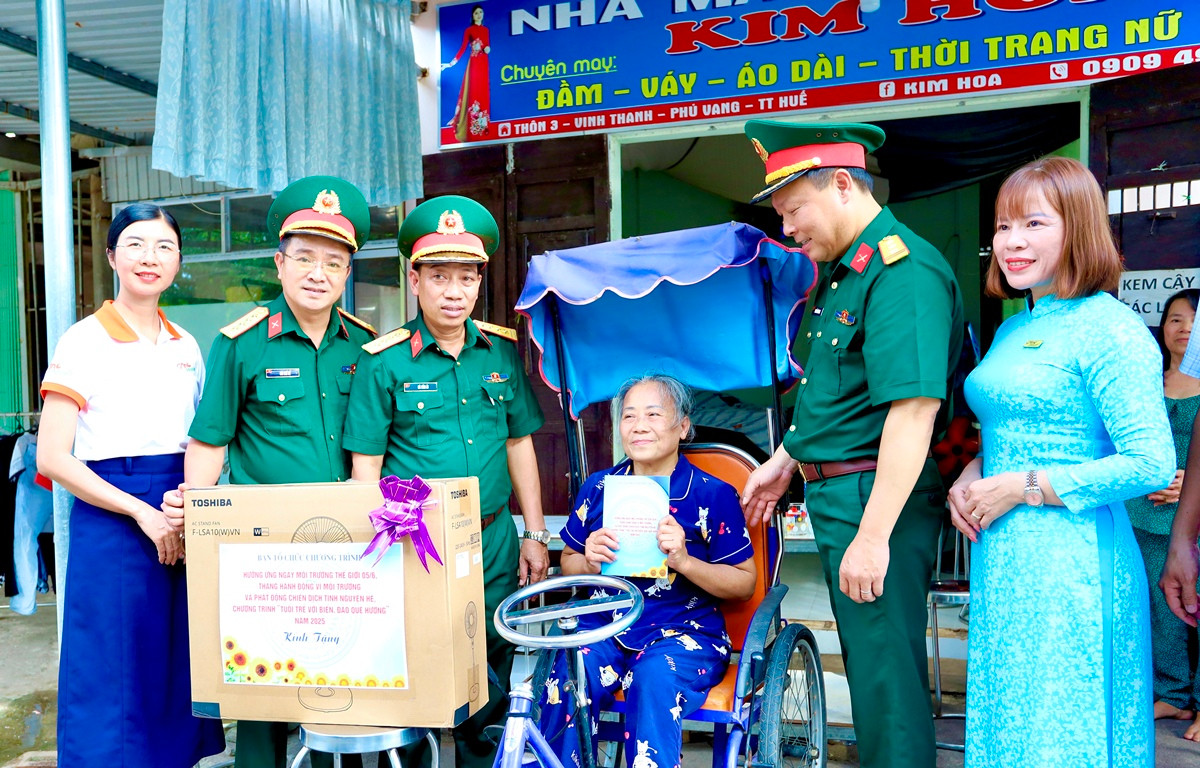 Thăm, tặng quà cho người già, người tàn tật tại Huế.