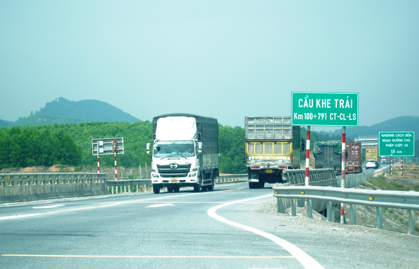 Lưu lượng phương tiện tham gia giao thông tăng nhanh trên tuyến cao tốc Cam Lộ - La Sơn. Lưu lượng phương tiện tham gia giao thông tăng nhanh trên tuyến cao tốc Cam Lộ - La Sơn.