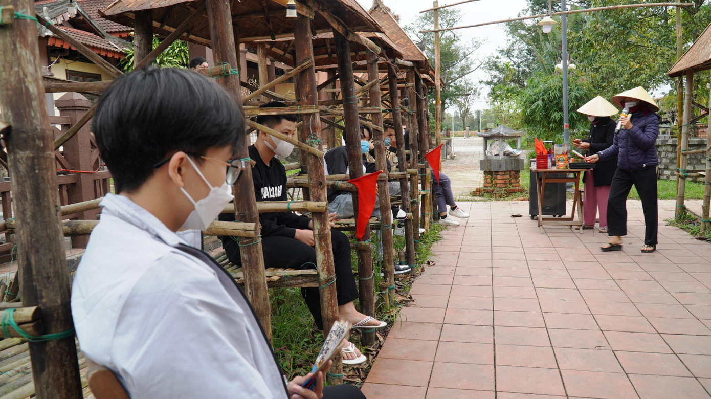Du khách, người dân đã tìm về cầu ngói Thanh Toàn để trẩy hội đầu Xuân Nhâm Dần. Họ cũng không quên ghé hội bài chòi để lấy hên đầu năm, cũng như khám phá loại hình văn hóa dân gian độc đáo đã được UNESCO công nhận là di sản văn hóa phi vật thể đại diện của nhân loại chung của 9 tỉnh Trung Bộ.